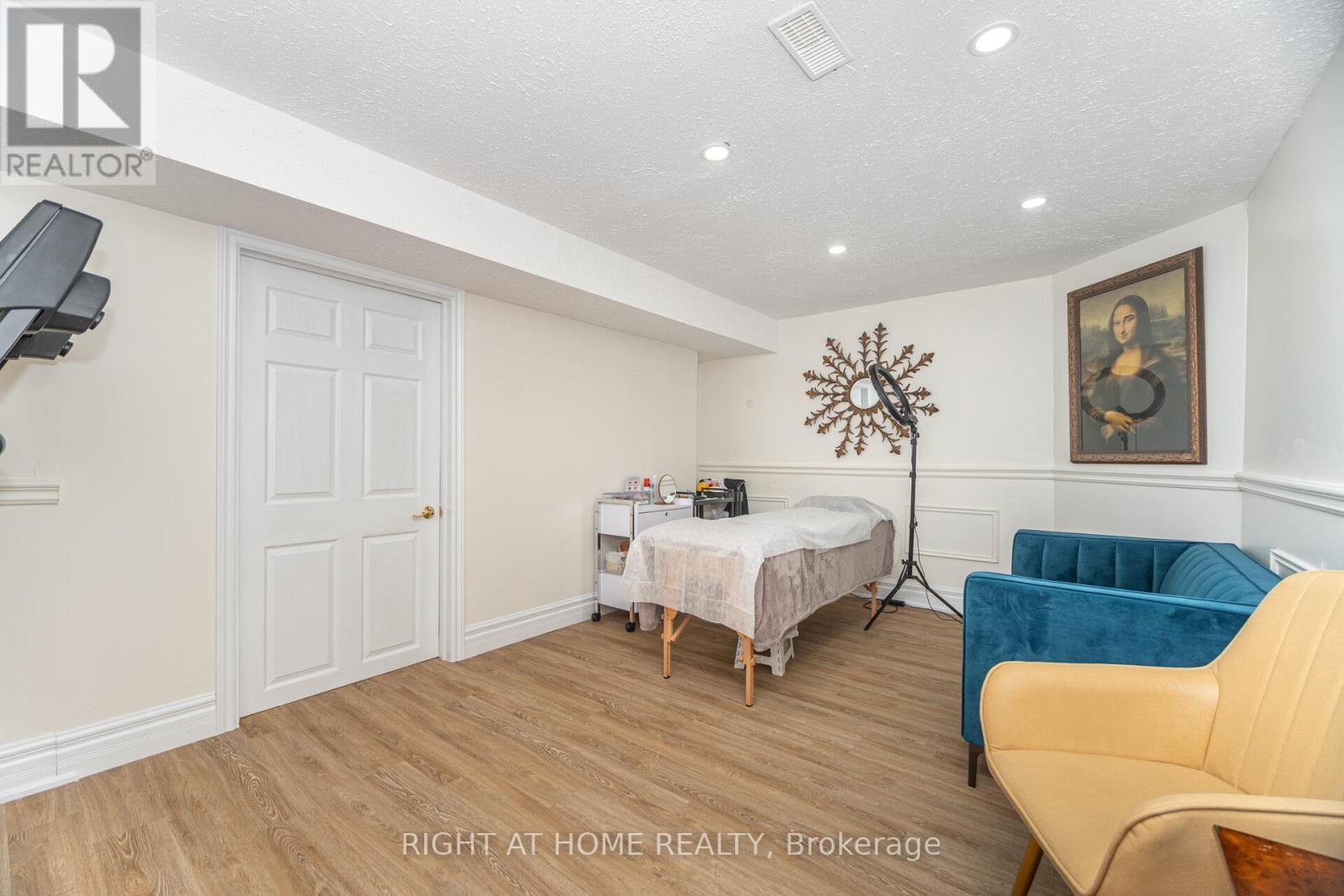 












2 MELROSE GARDENS

,
Brampton (Snelgrove),




Ontario
L7A1J7

