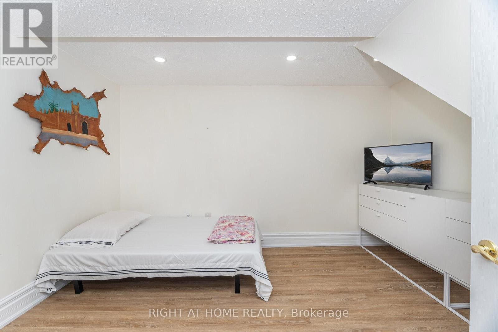 












2 MELROSE GARDENS

,
Brampton (Snelgrove),




Ontario
L7A1J7

