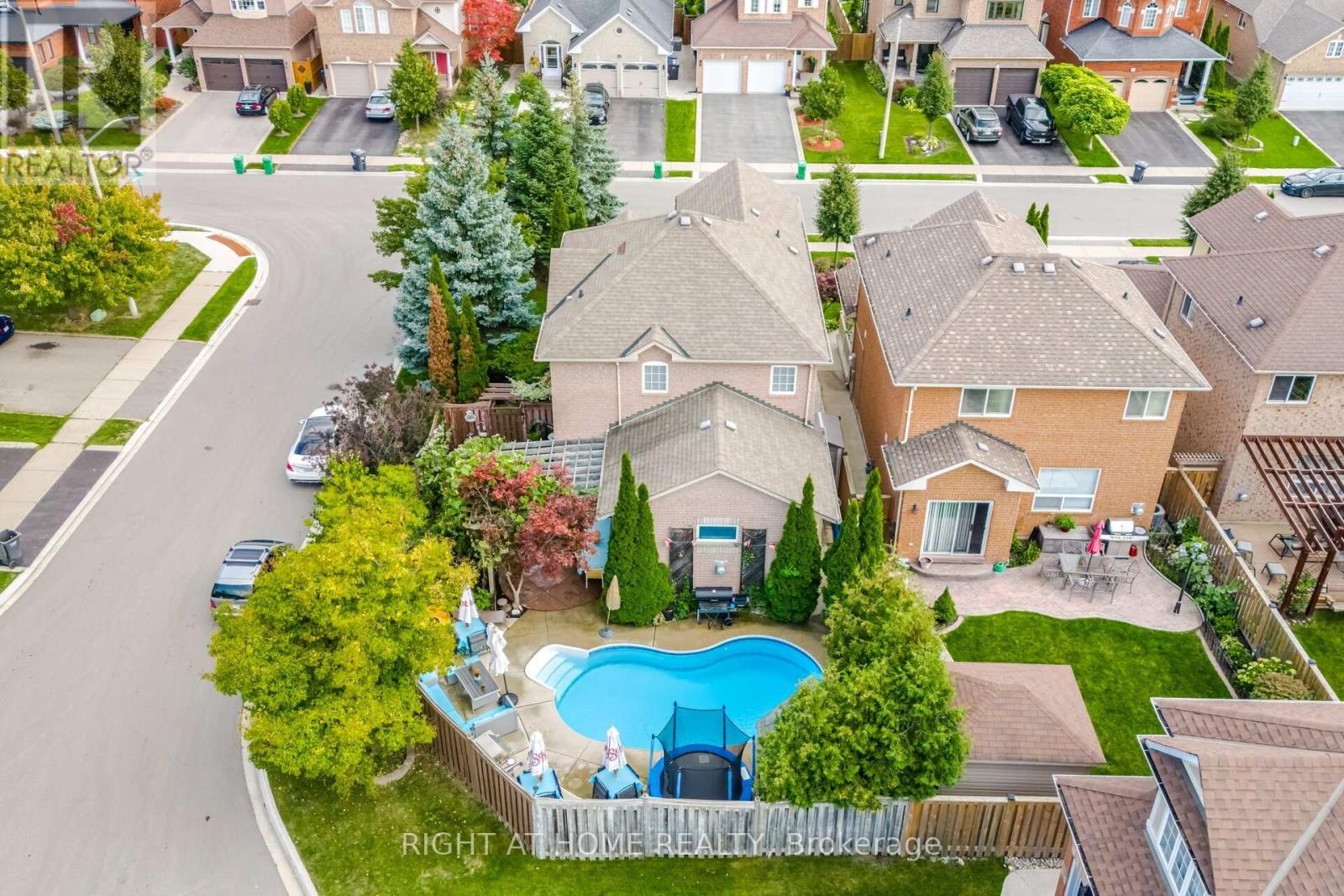 












2 MELROSE GARDENS

,
Brampton (Snelgrove),




Ontario
L7A1J7

