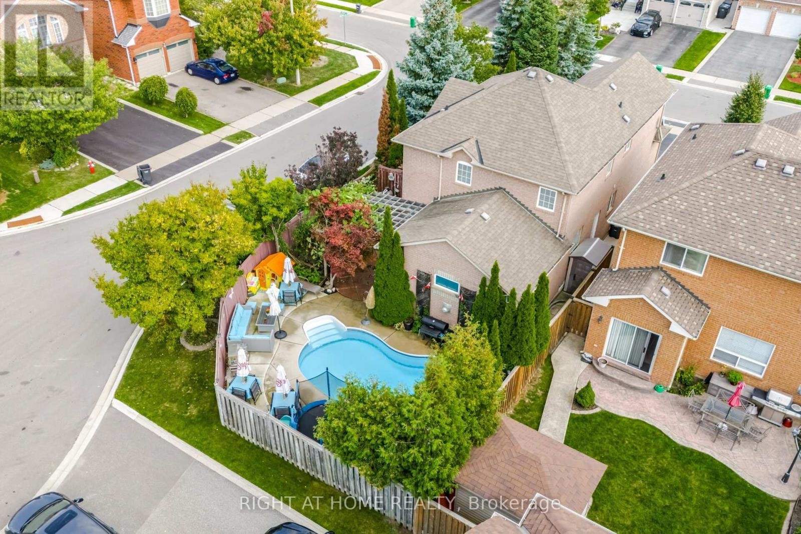 












2 MELROSE GARDENS

,
Brampton (Snelgrove),




Ontario
L7A1J7

