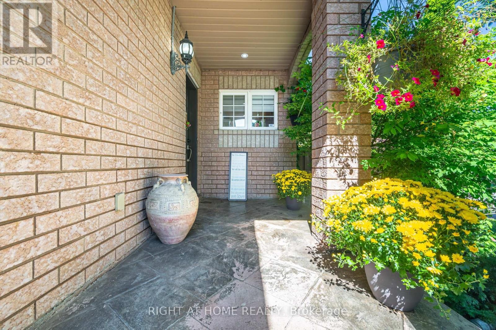 












2 MELROSE GARDENS

,
Brampton (Snelgrove),




Ontario
L7A1J7

