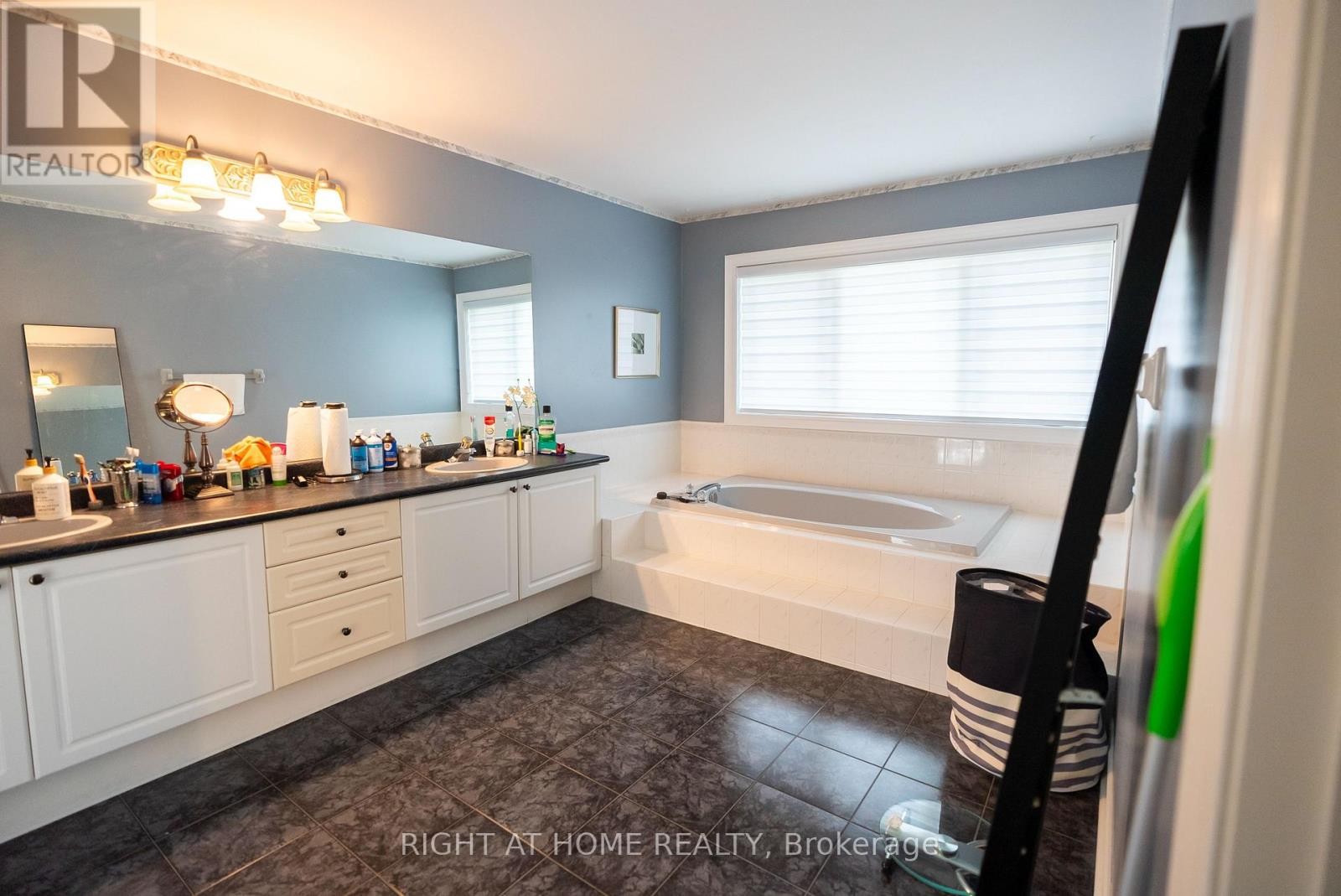 












2427 ERIN CENTRE BOULEVARD

,
Mississauga (Central Erin Mills),




Ontario
L5M5B3

