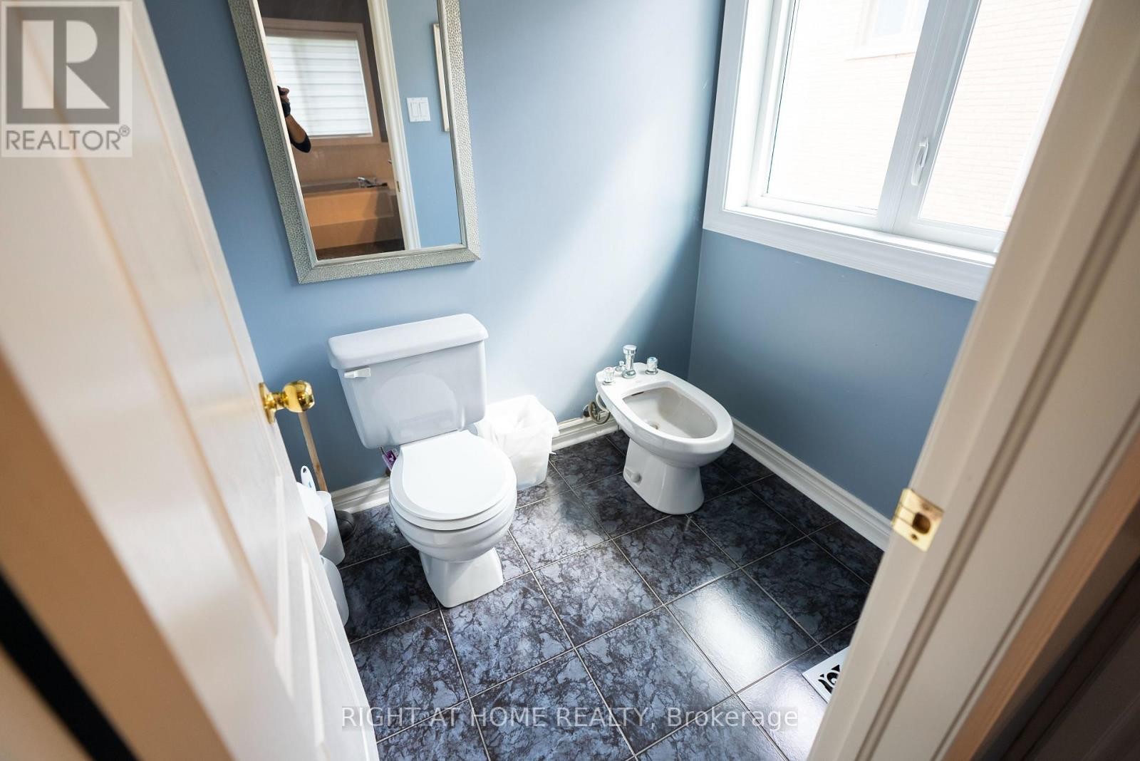 












2427 ERIN CENTRE BOULEVARD

,
Mississauga (Central Erin Mills),




Ontario
L5M5B3

