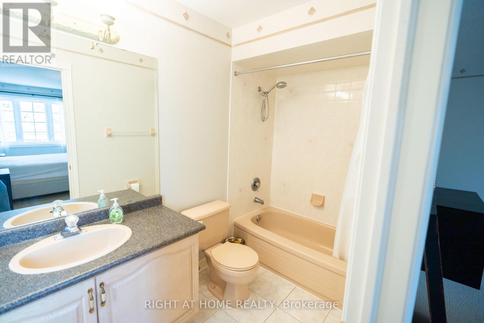 












2427 ERIN CENTRE BOULEVARD

,
Mississauga (Central Erin Mills),




Ontario
L5M5B3

