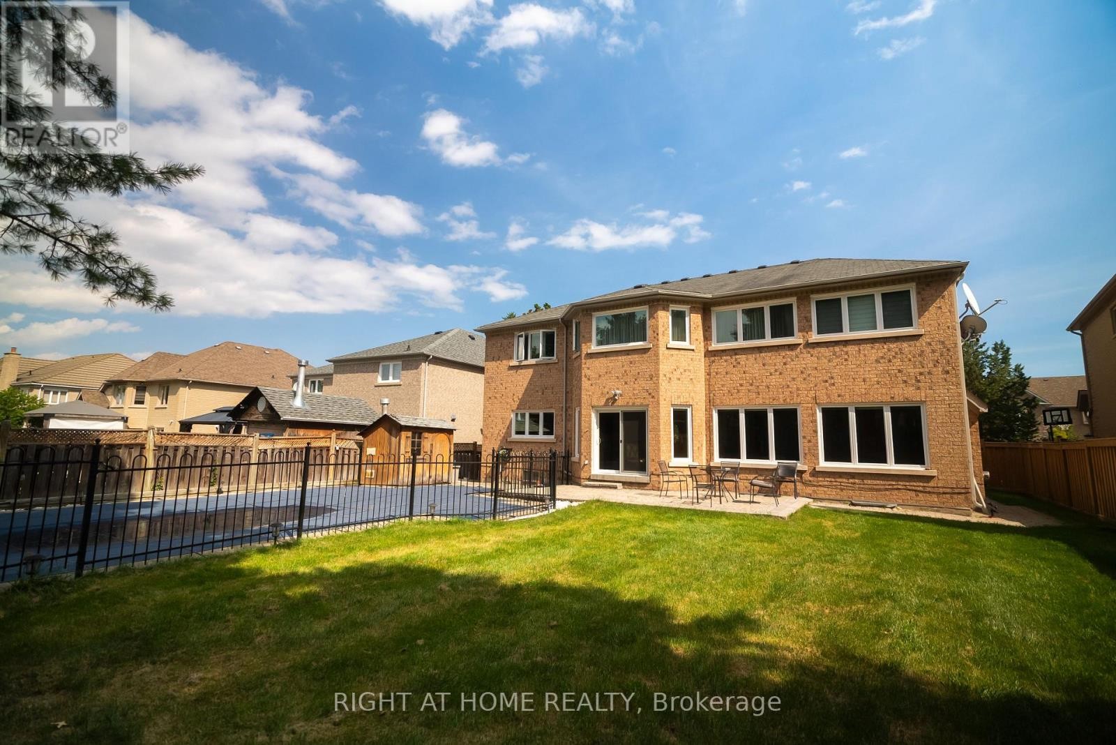 












2427 ERIN CENTRE BOULEVARD

,
Mississauga (Central Erin Mills),




Ontario
L5M5B3

