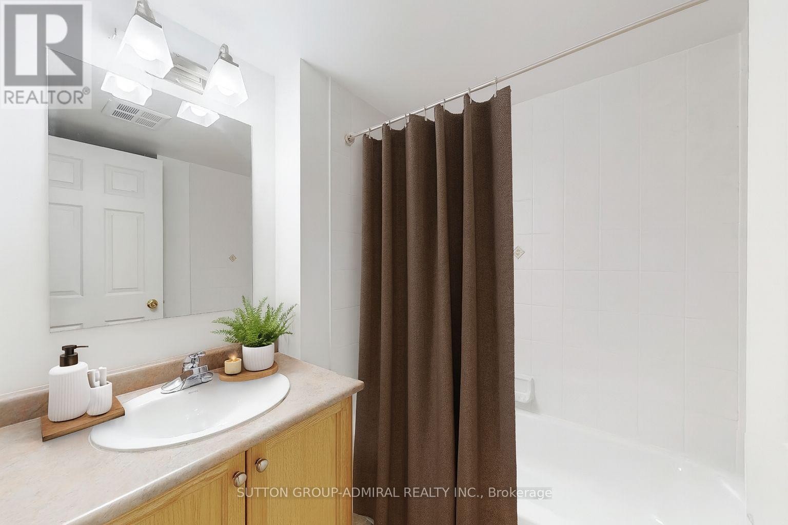 












91 - 37 FOUR WINDS DRIVE

,
Toronto (York University Heights),




Ontario
M3J1K7


