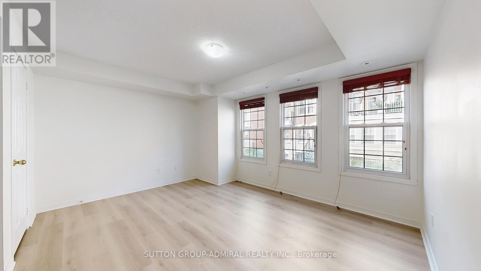 












91 - 37 FOUR WINDS DRIVE

,
Toronto (York University Heights),




Ontario
M3J1K7

