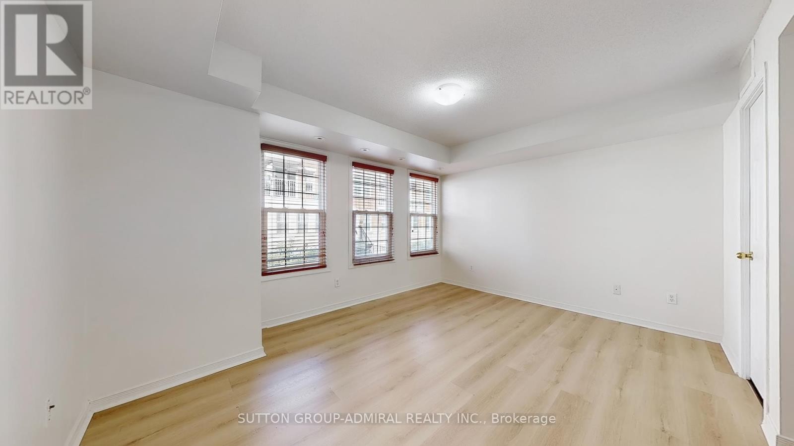 












91 - 37 FOUR WINDS DRIVE

,
Toronto (York University Heights),




Ontario
M3J1K7

