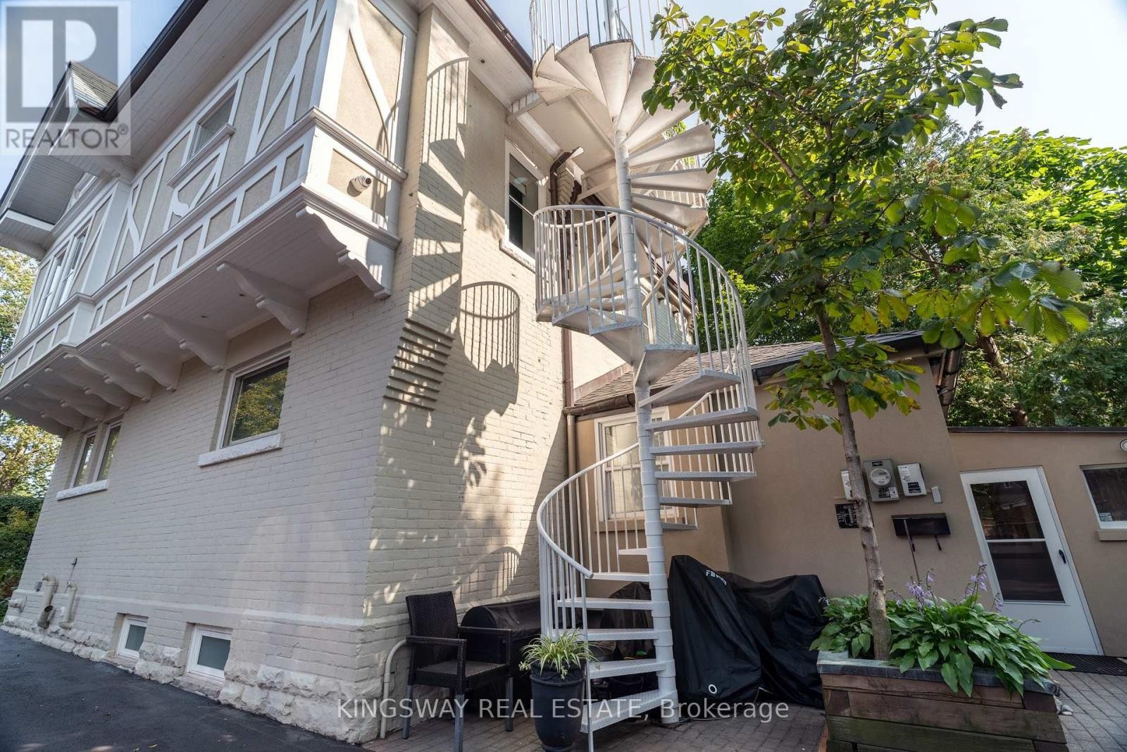 












166 HIGH PARK AVENUE

,
Toronto (High Park North),




Ontario
M6P2S4

