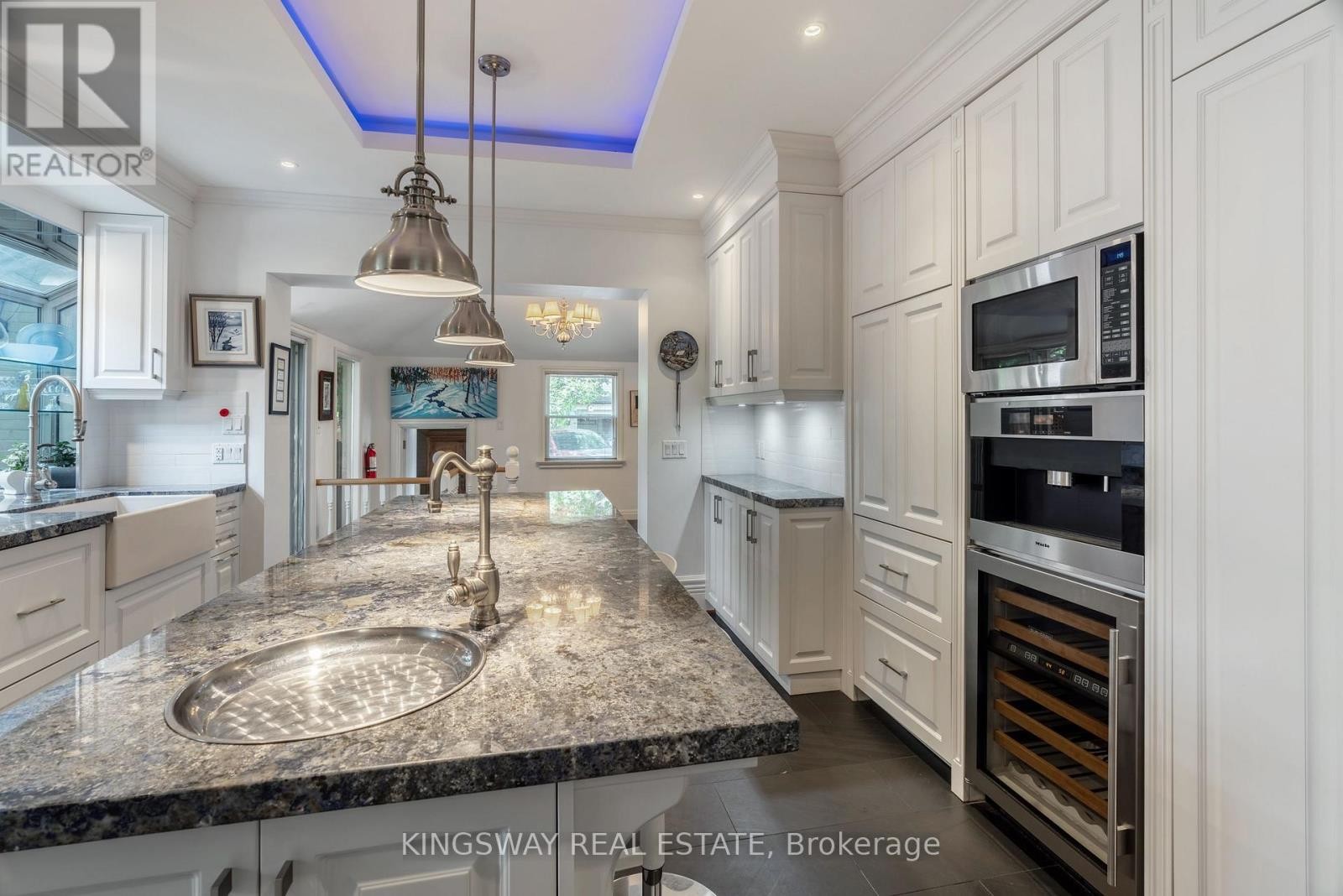 












166 HIGH PARK AVENUE

,
Toronto (High Park North),




Ontario
M6P2S4


