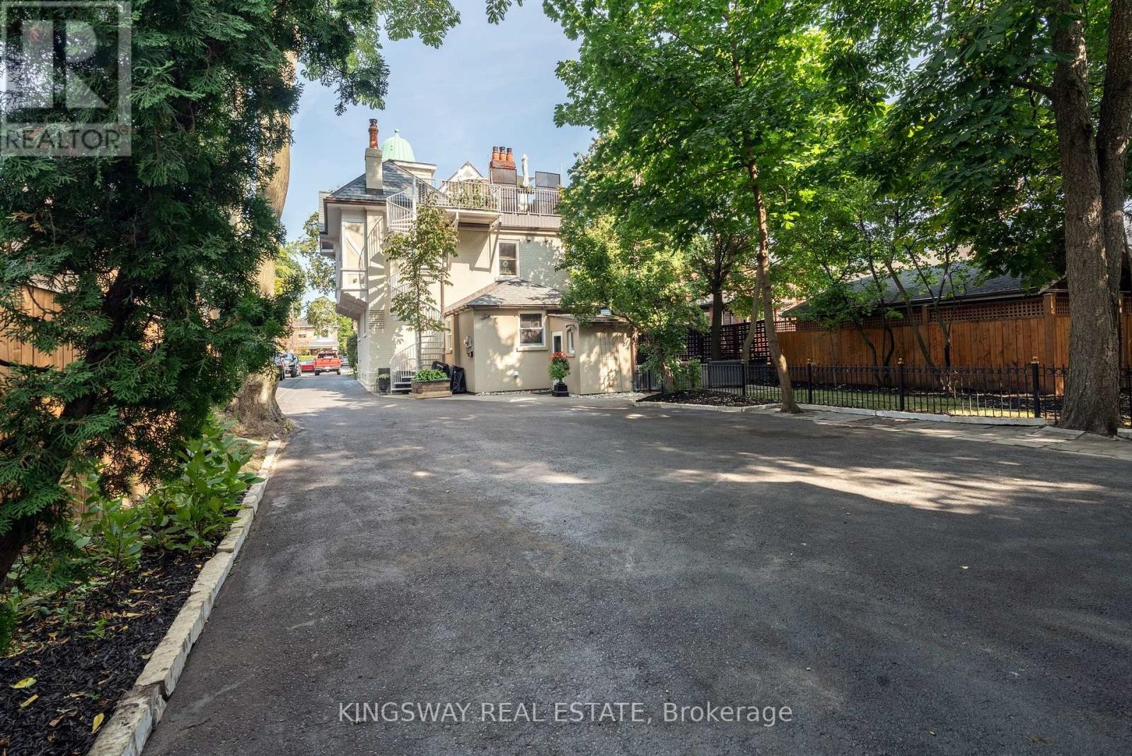












166 HIGH PARK AVENUE

,
Toronto (High Park North),




Ontario
M6P2S4

