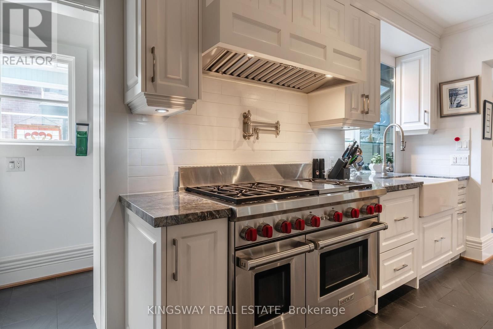 












166 HIGH PARK AVENUE

,
Toronto (High Park North),




Ontario
M6P2S4

