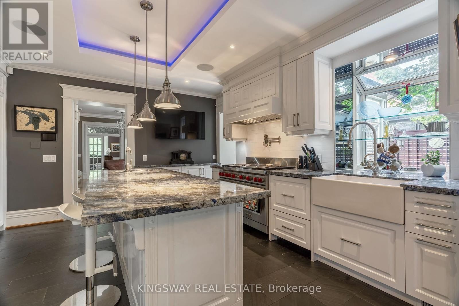 












166 HIGH PARK AVENUE

,
Toronto (High Park North),




Ontario
M6P2S4

