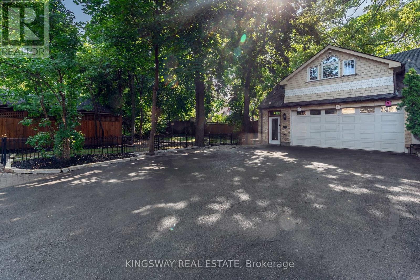 












166 HIGH PARK AVENUE

,
Toronto (High Park North),




Ontario
M6P2S4

