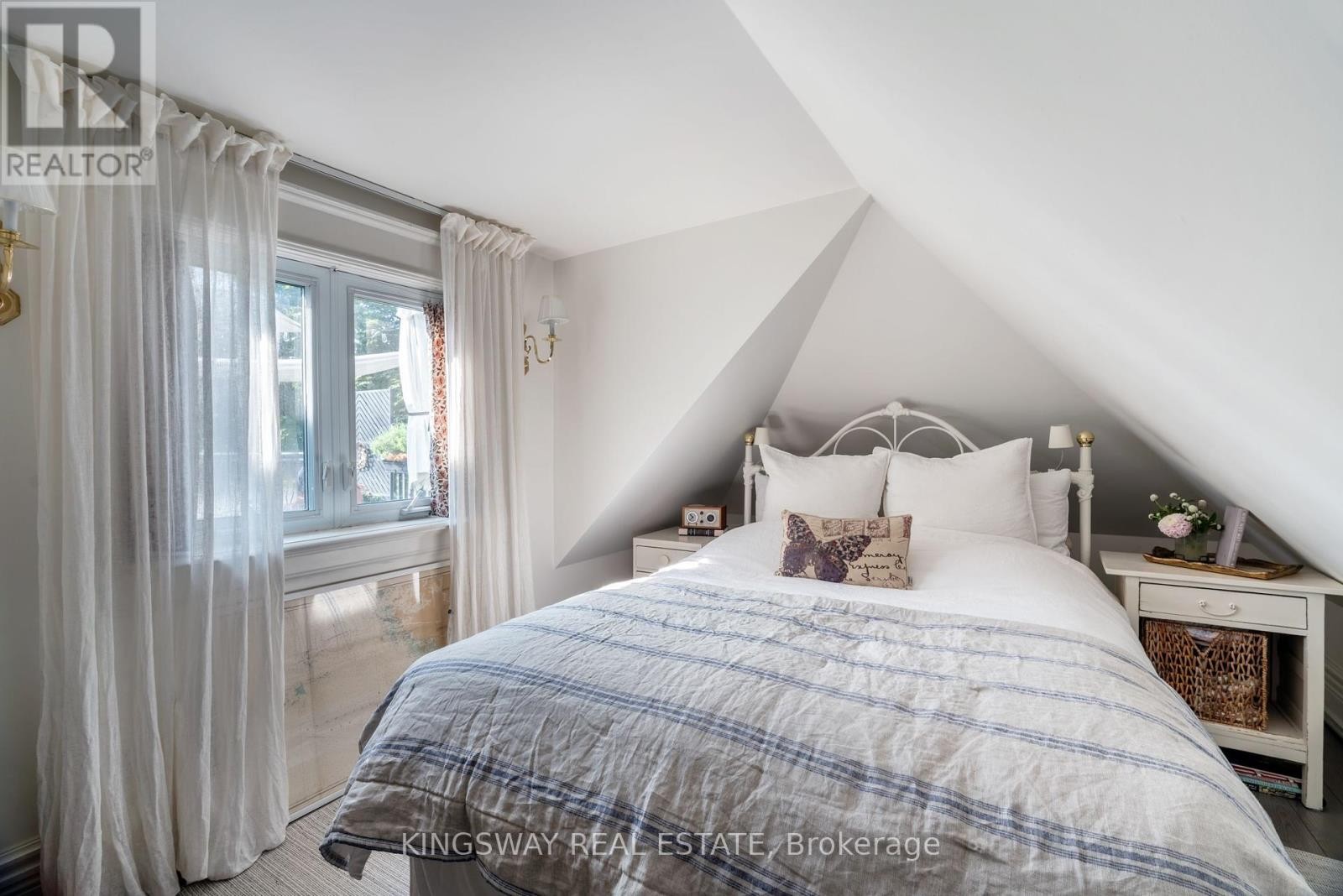 












166 HIGH PARK AVENUE

,
Toronto (High Park North),




Ontario
M6P2S4

