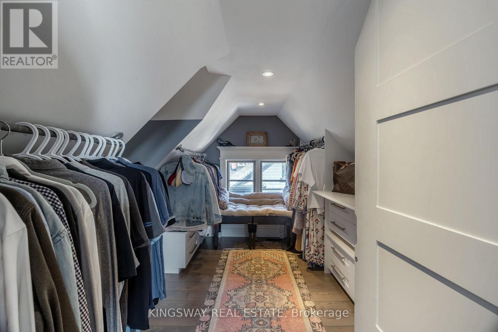 












166 HIGH PARK AVENUE

,
Toronto (High Park North),




Ontario
M6P2S4

