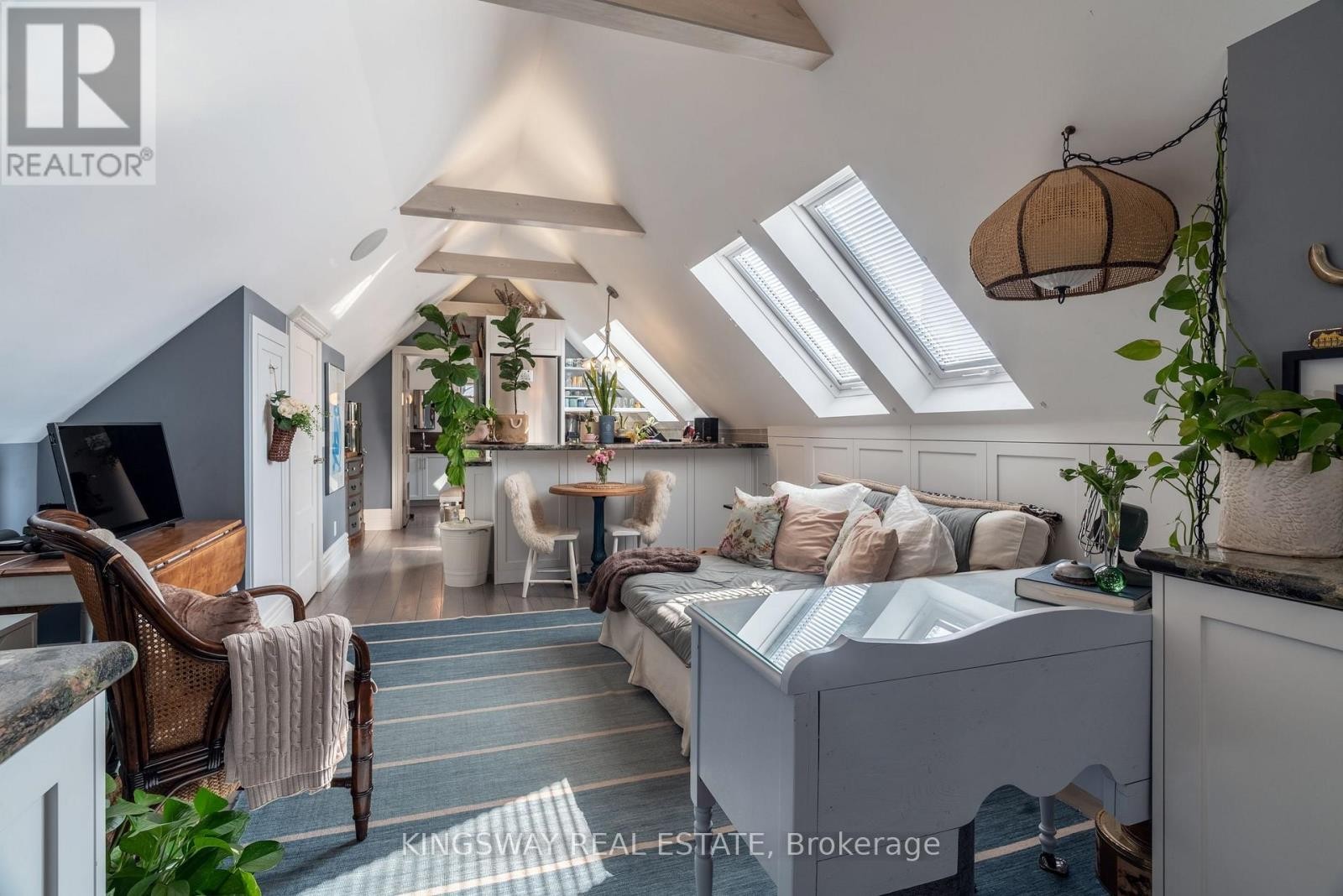 












166 HIGH PARK AVENUE

,
Toronto (High Park North),




Ontario
M6P2S4

