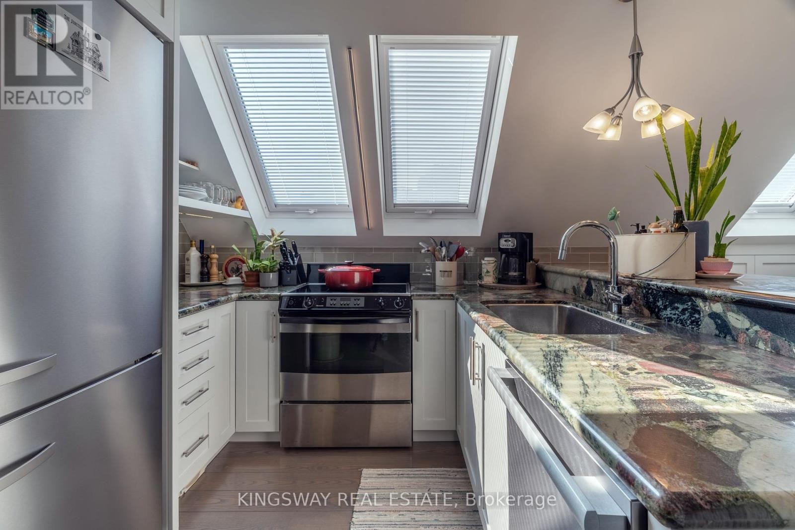 












166 HIGH PARK AVENUE

,
Toronto (High Park North),




Ontario
M6P2S4

