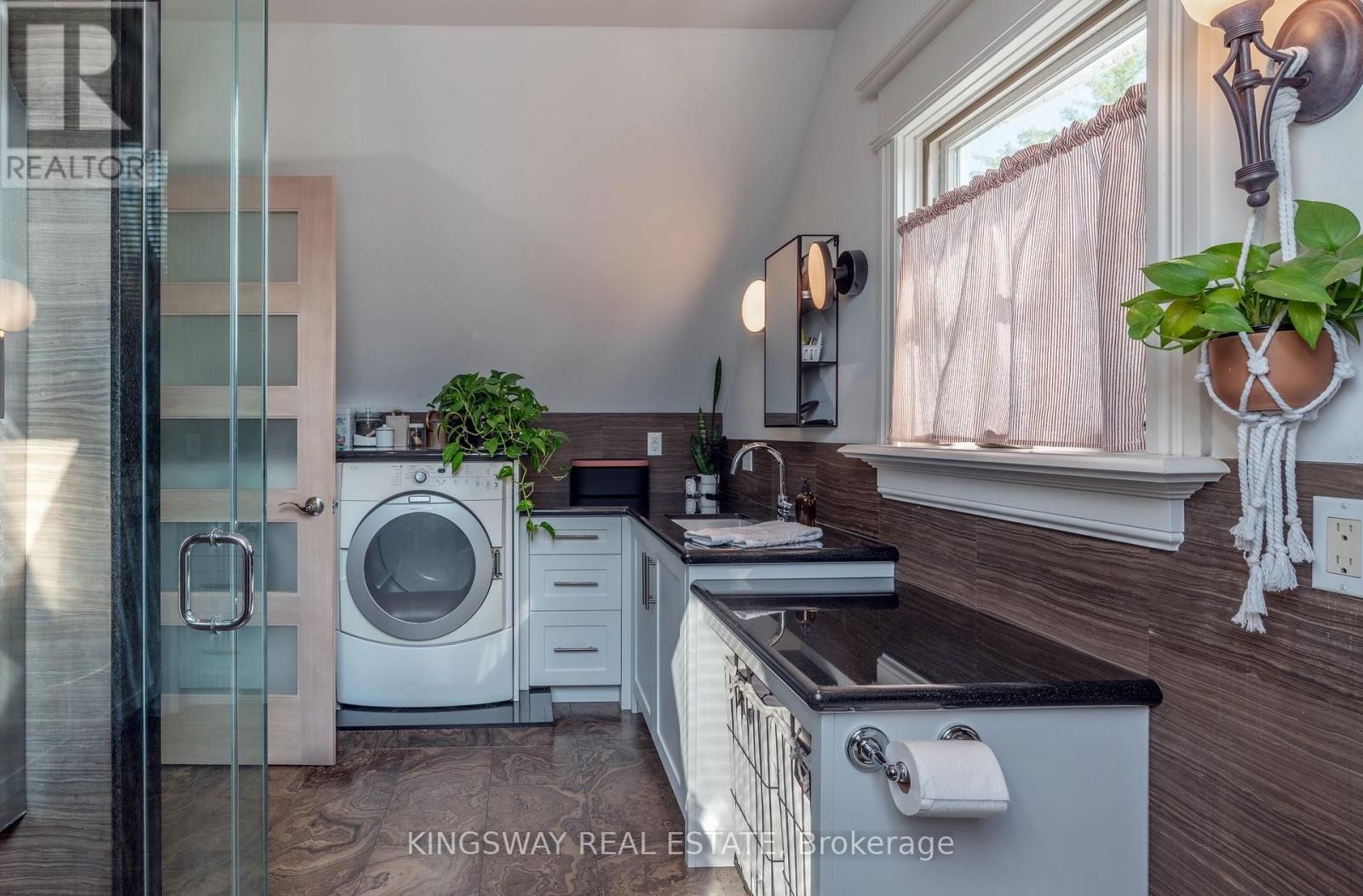 












166 HIGH PARK AVENUE

,
Toronto (High Park North),




Ontario
M6P2S4

