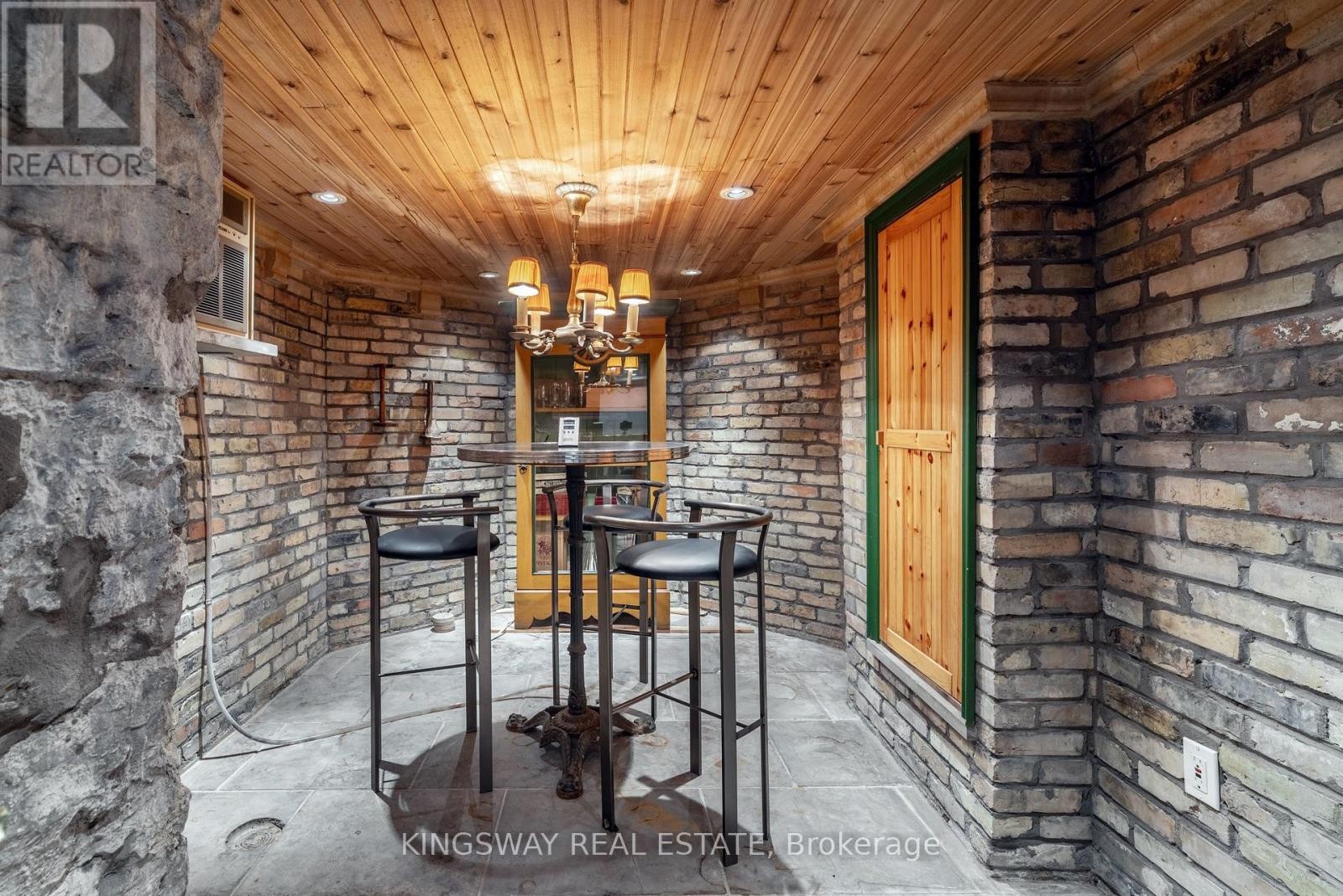 












166 HIGH PARK AVENUE

,
Toronto (High Park North),




Ontario
M6P2S4

