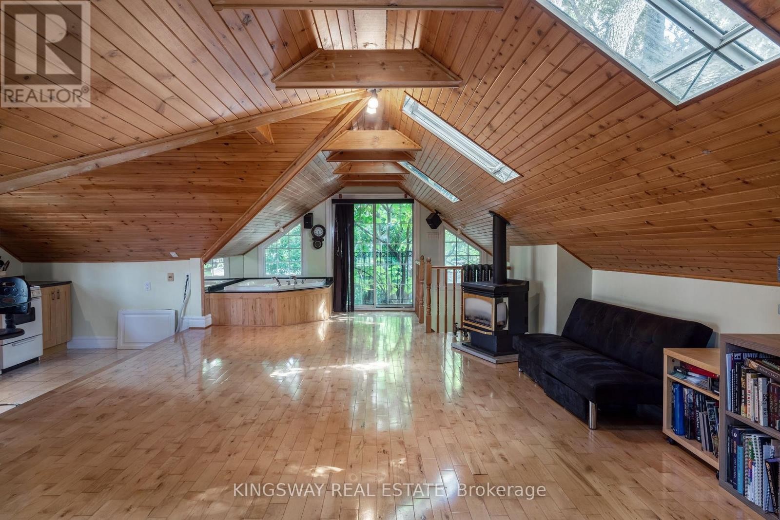 












166 HIGH PARK AVENUE

,
Toronto (High Park North),




Ontario
M6P2S4

