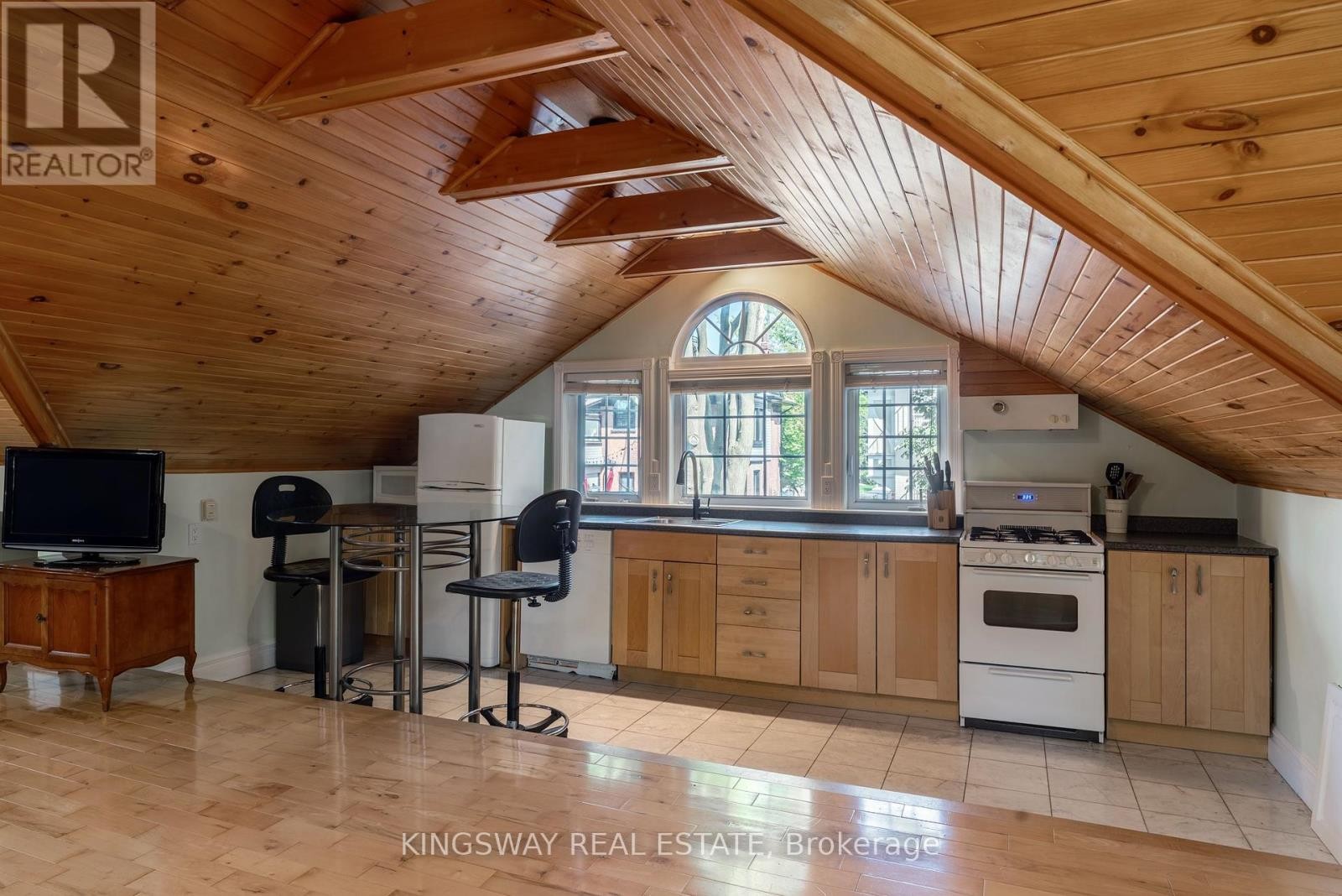












166 HIGH PARK AVENUE

,
Toronto (High Park North),




Ontario
M6P2S4


