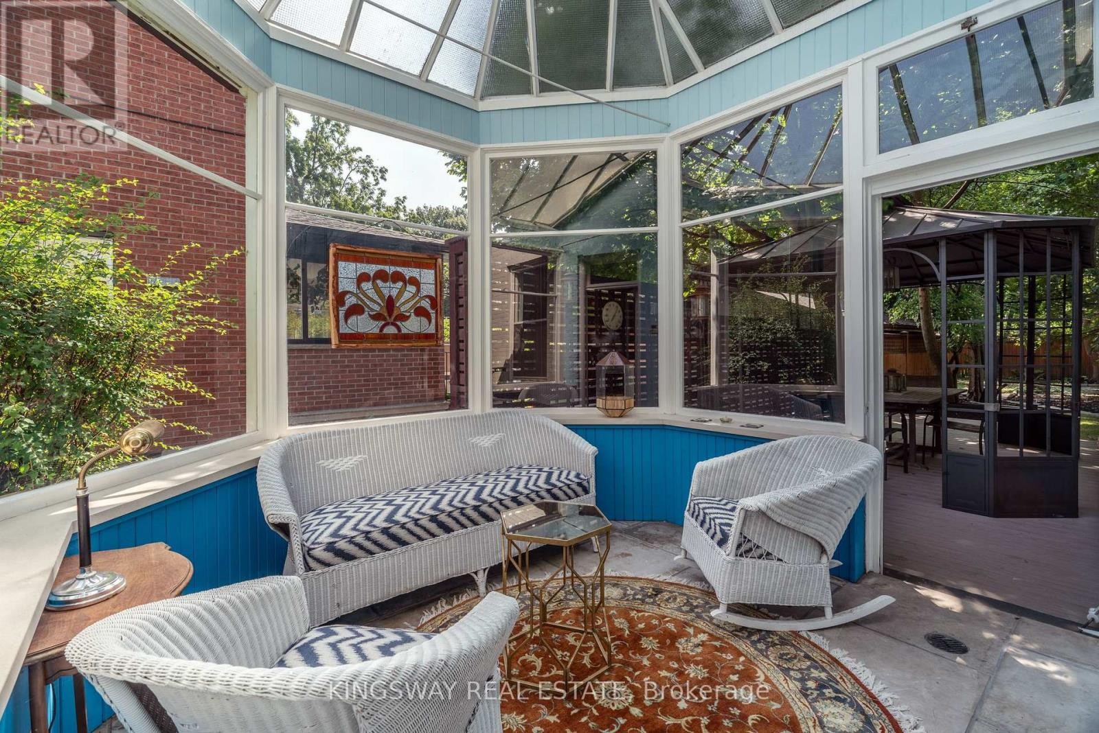 












166 HIGH PARK AVENUE

,
Toronto (High Park North),




Ontario
M6P2S4

