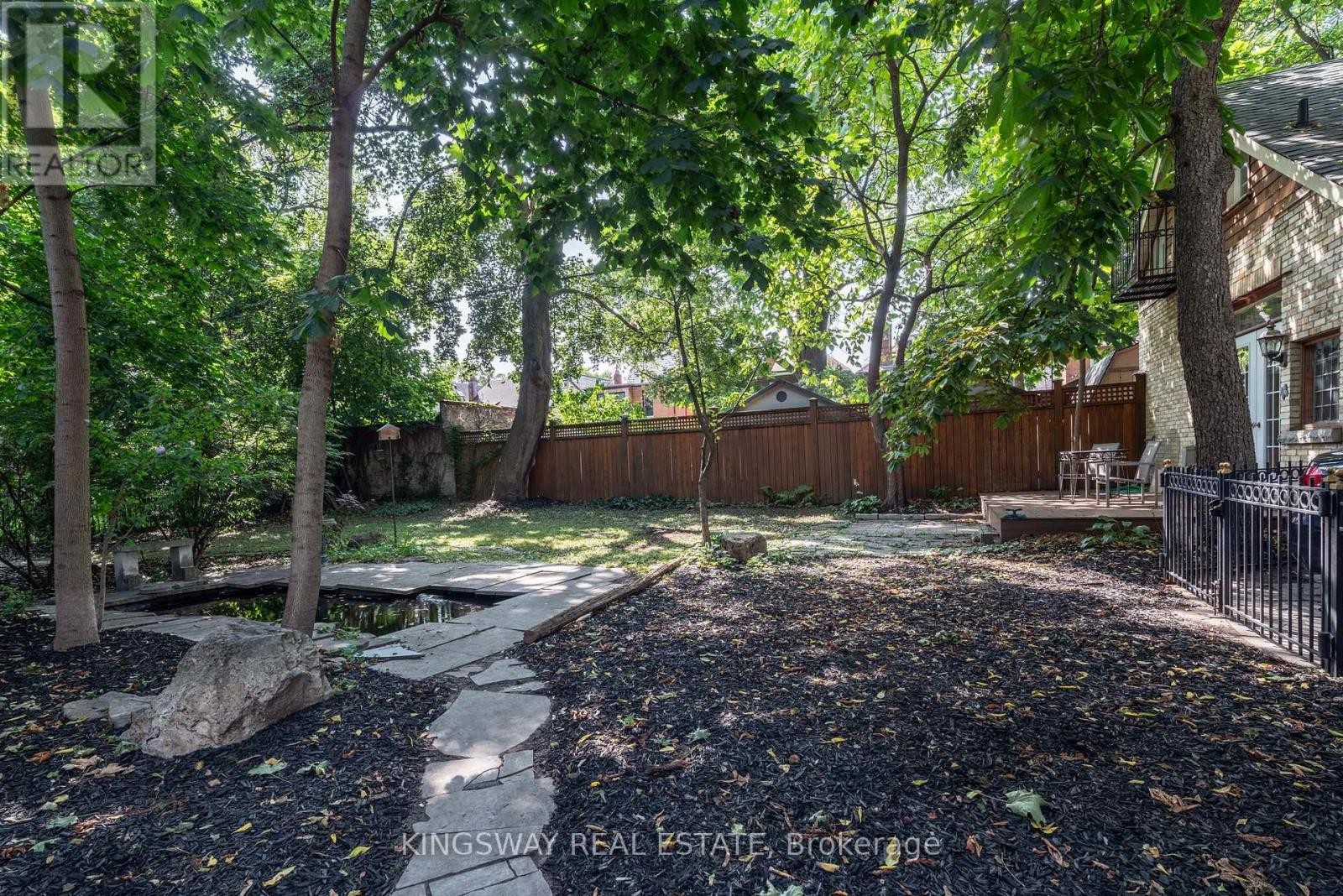 












166 HIGH PARK AVENUE

,
Toronto (High Park North),




Ontario
M6P2S4

