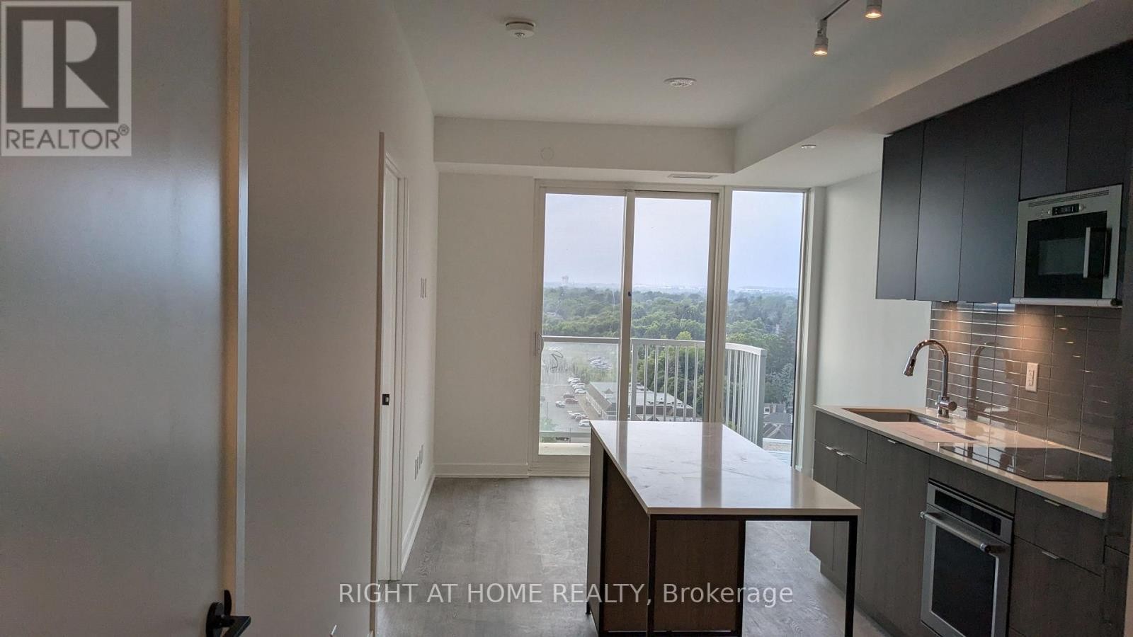 












1315 - 220 MISSINNIHE WAY

,
Mississauga (Port Credit),




Ontario
L5H0A9

