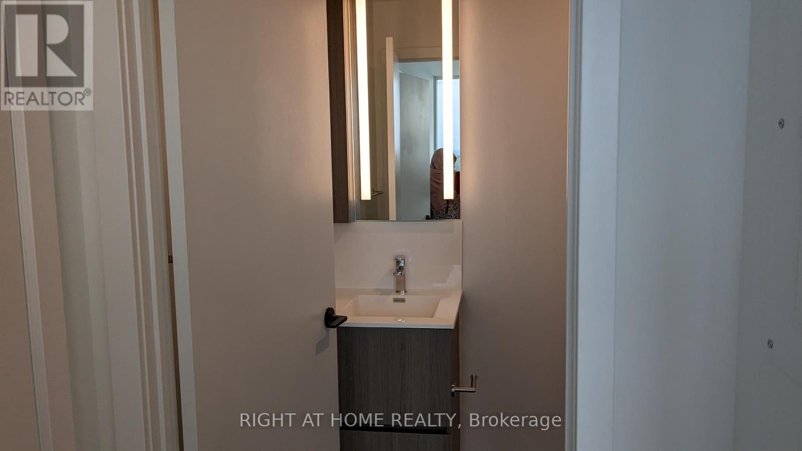 












1315 - 220 MISSINNIHE WAY

,
Mississauga (Port Credit),




Ontario
L5H0A9

