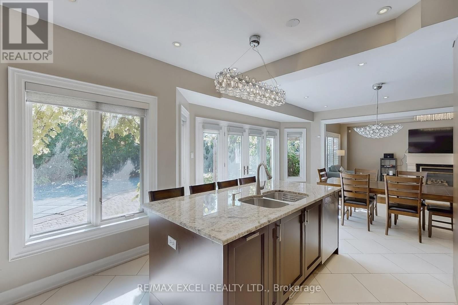 












5368 VAIL COURT

,
Mississauga (Central Erin Mills),




Ontario
L5M6G9

