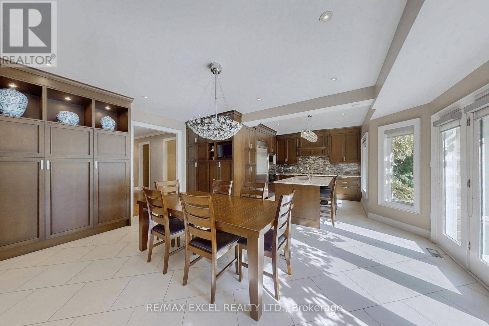 












5368 VAIL COURT

,
Mississauga (Central Erin Mills),




Ontario
L5M6G9

