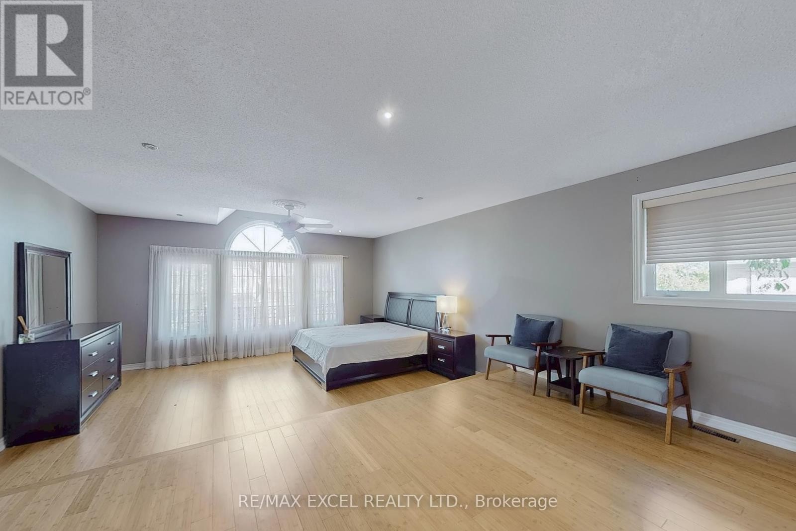 












5368 VAIL COURT

,
Mississauga (Central Erin Mills),




Ontario
L5M6G9

