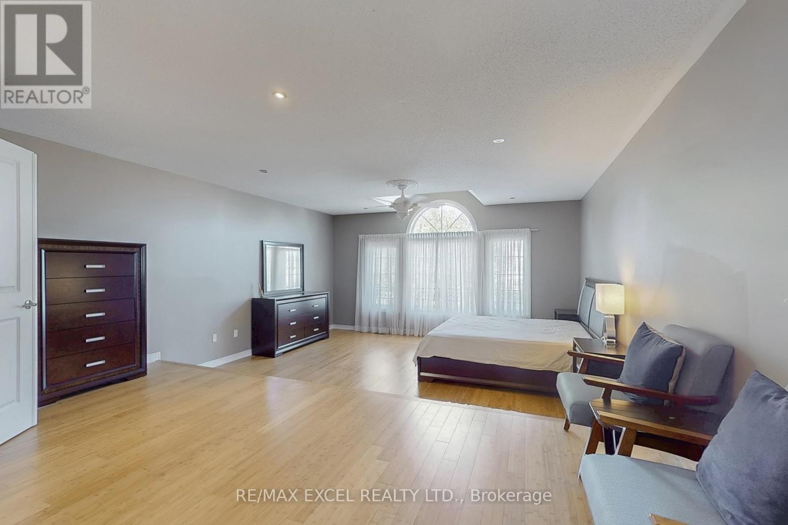 












5368 VAIL COURT

,
Mississauga (Central Erin Mills),




Ontario
L5M6G9


