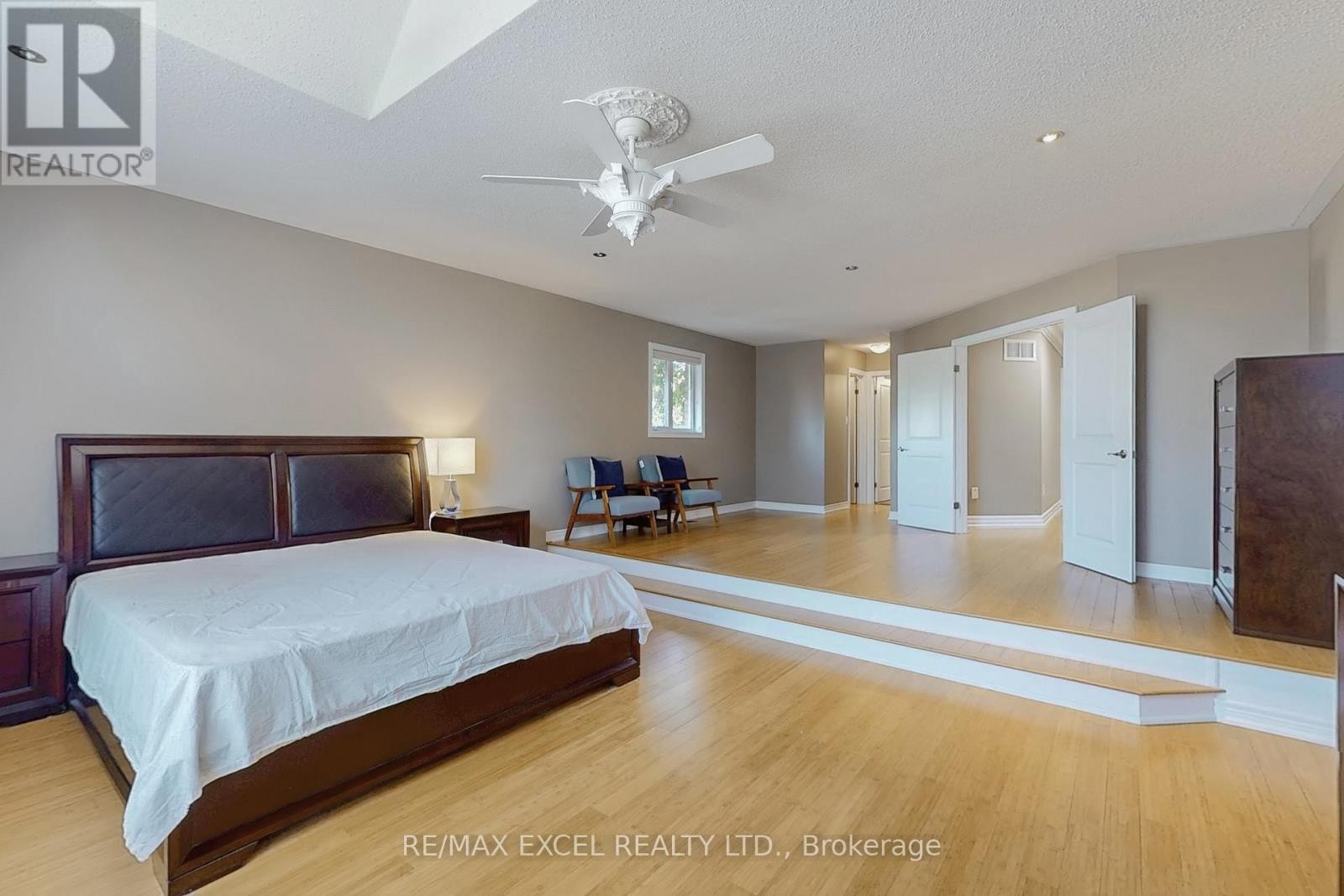 












5368 VAIL COURT

,
Mississauga (Central Erin Mills),




Ontario
L5M6G9

