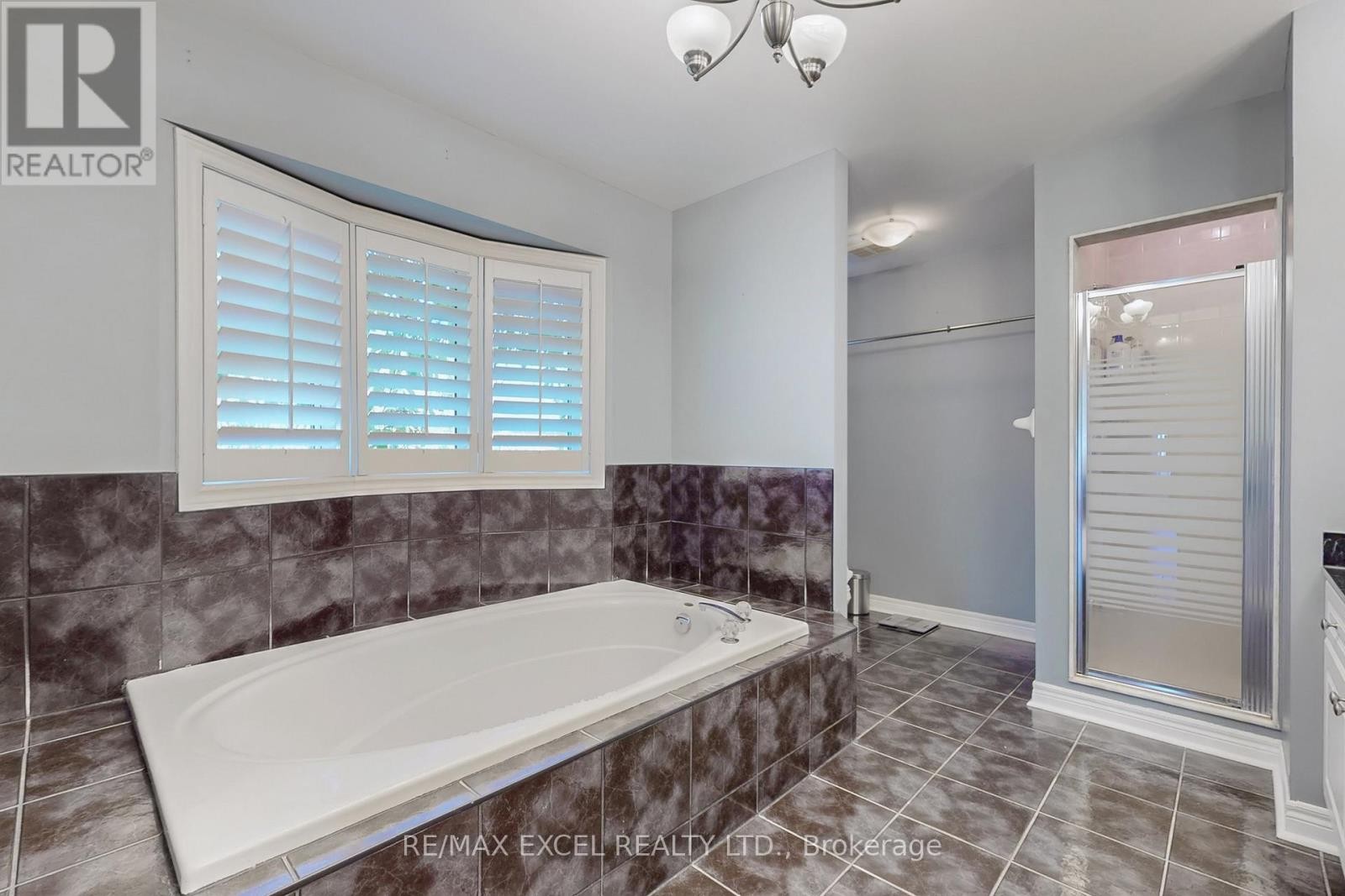 












5368 VAIL COURT

,
Mississauga (Central Erin Mills),




Ontario
L5M6G9

