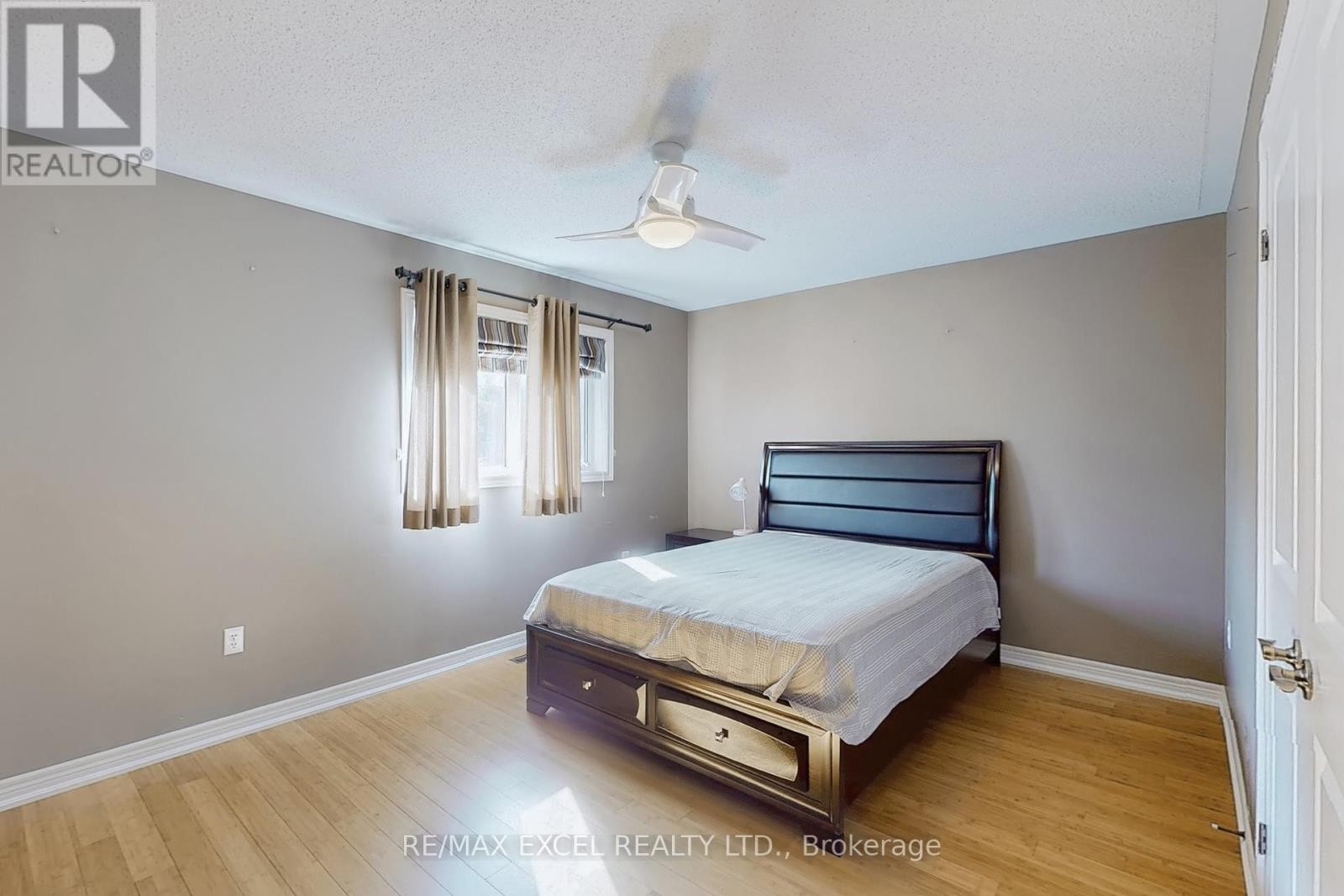 












5368 VAIL COURT

,
Mississauga (Central Erin Mills),




Ontario
L5M6G9

