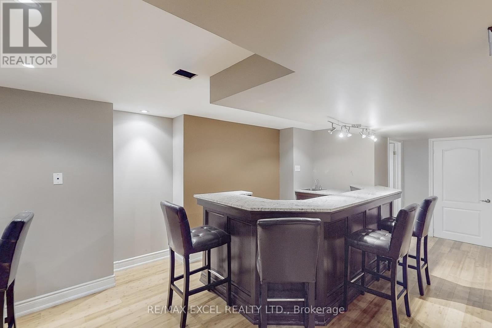 












5368 VAIL COURT

,
Mississauga (Central Erin Mills),




Ontario
L5M6G9

