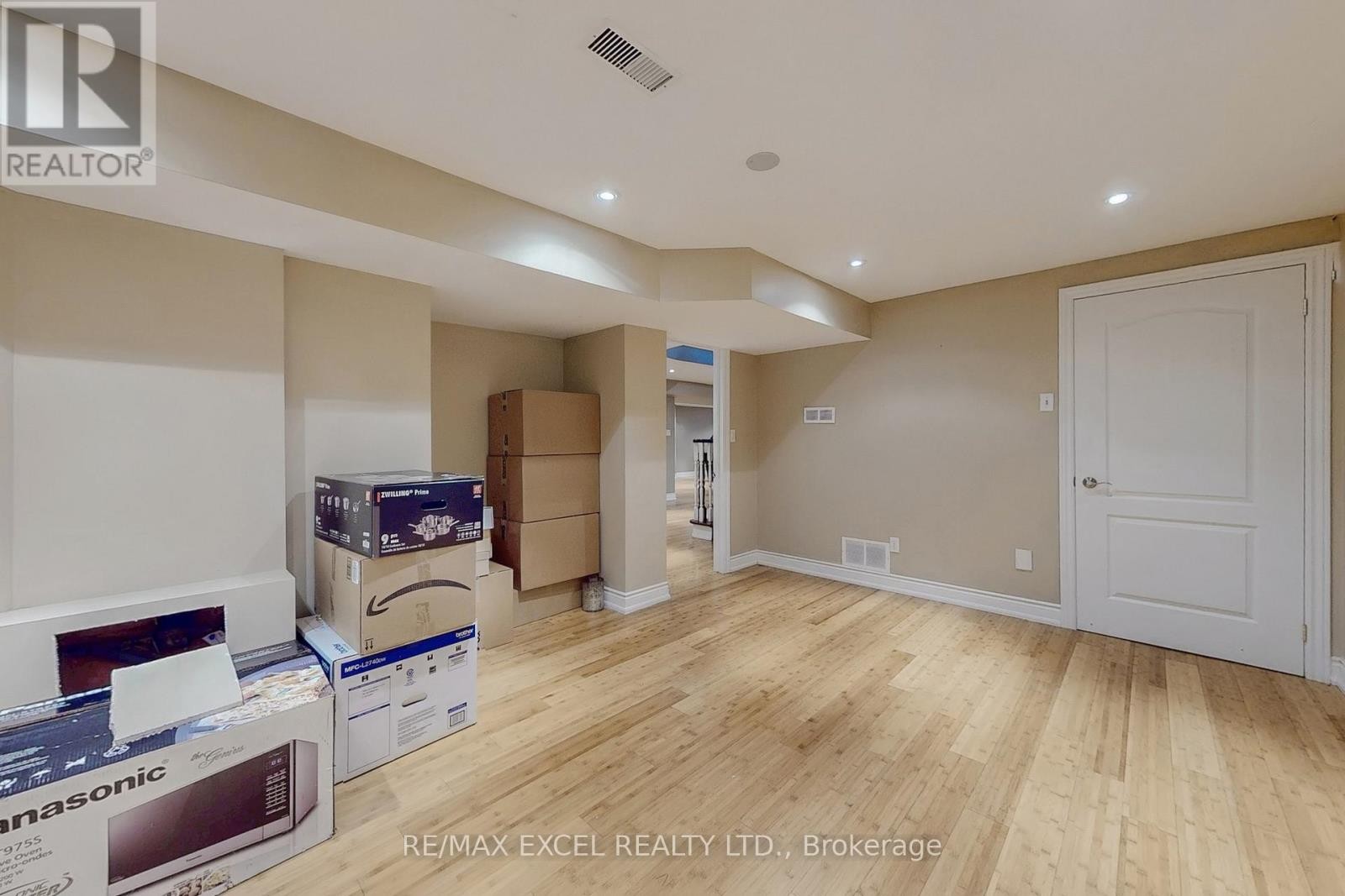 












5368 VAIL COURT

,
Mississauga (Central Erin Mills),




Ontario
L5M6G9


