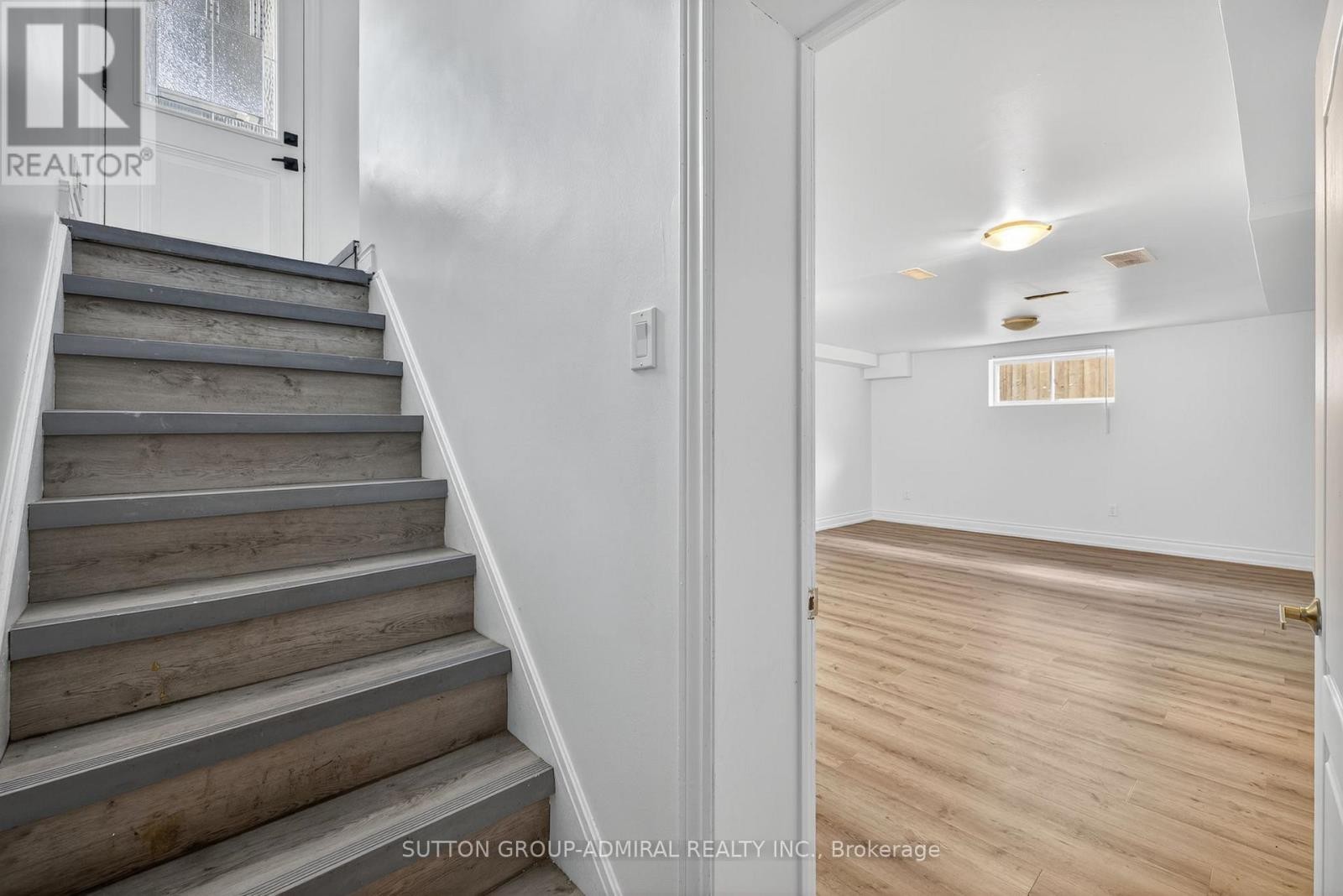 












34 KNOX AVENUE

,
Toronto (Humber Summit),




Ontario
M9L2M3

