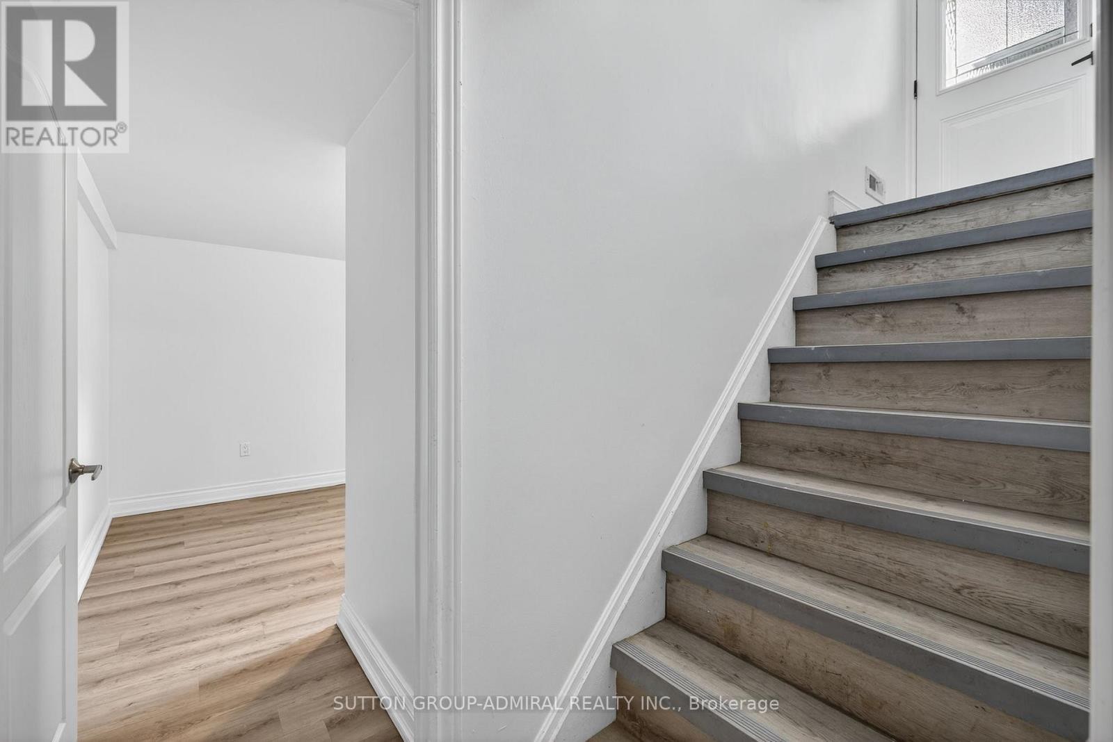












34 KNOX AVENUE

,
Toronto (Humber Summit),




Ontario
M9L2M3

