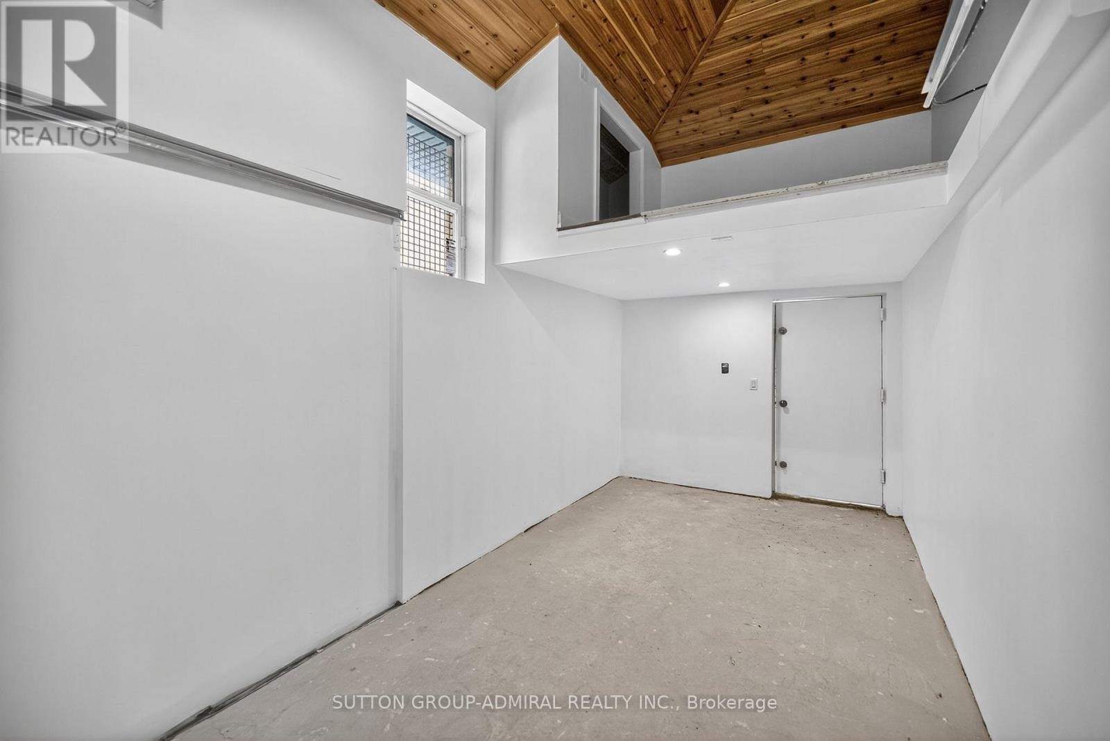 












34 KNOX AVENUE

,
Toronto (Humber Summit),




Ontario
M9L2M3

