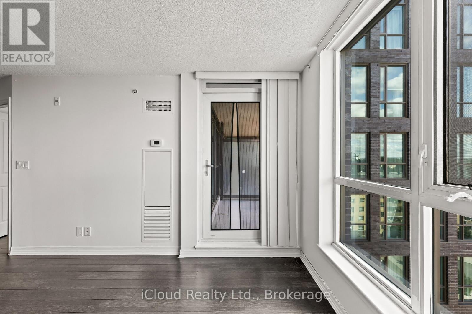 












1002 - 80 ESTHER LORRIE DRIVE

,
Toronto (West Humber-Clairville),




Ontario
M9W0C6

