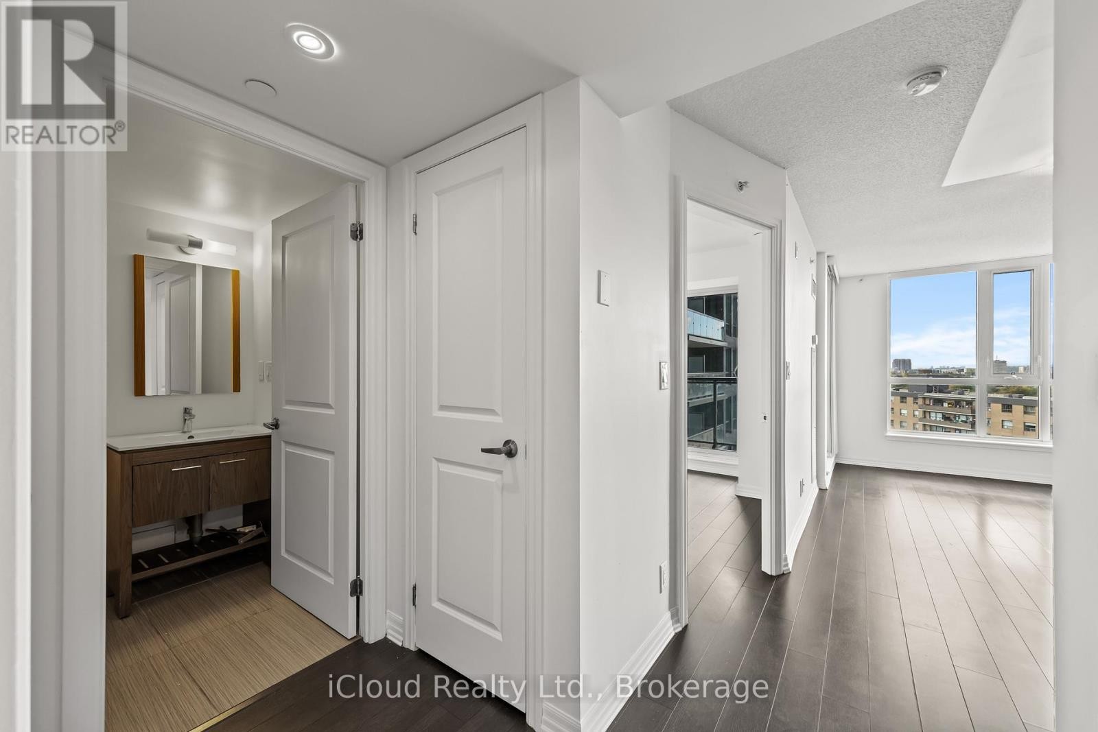 












1002 - 80 ESTHER LORRIE DRIVE

,
Toronto (West Humber-Clairville),




Ontario
M9W0C6

