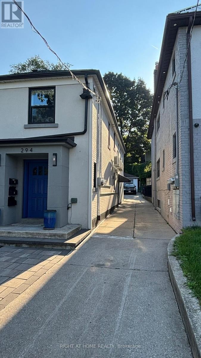 












1 - 294 SOUTH KINGSWAY ROAD

,
Toronto (High Park-Swansea),




Ontario
M6S3T9

