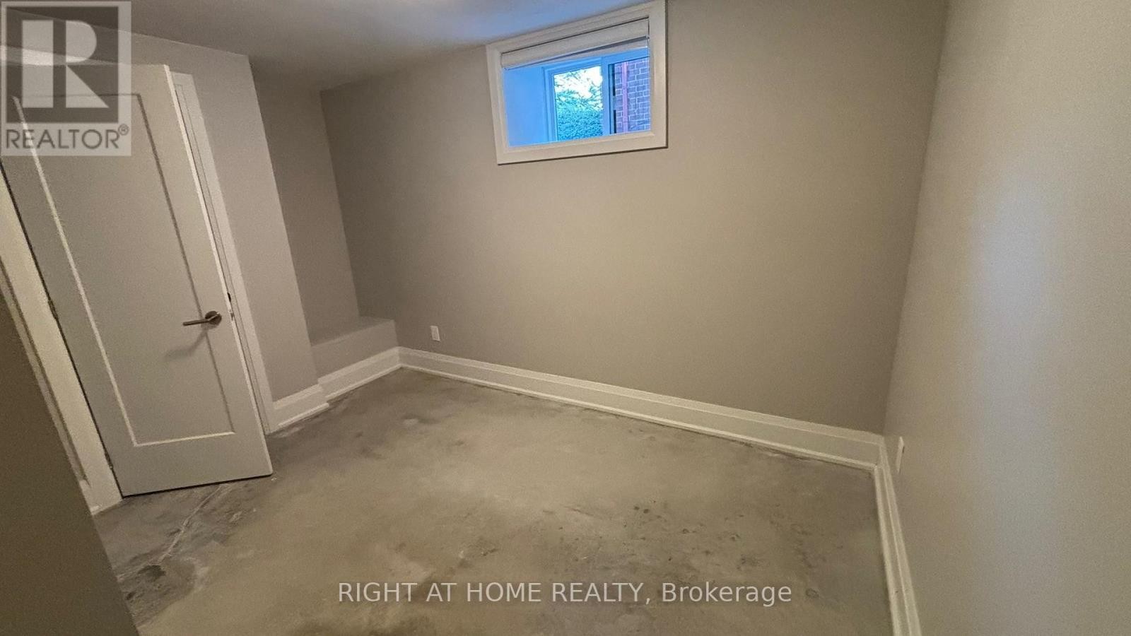 












1 - 294 SOUTH KINGSWAY ROAD

,
Toronto (High Park-Swansea),




Ontario
M6S3T9


