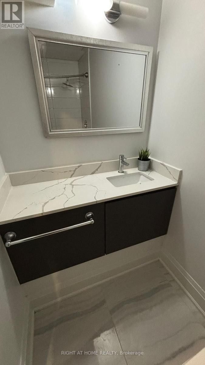 












1 - 294 SOUTH KINGSWAY ROAD

,
Toronto (High Park-Swansea),




Ontario
M6S3T9

