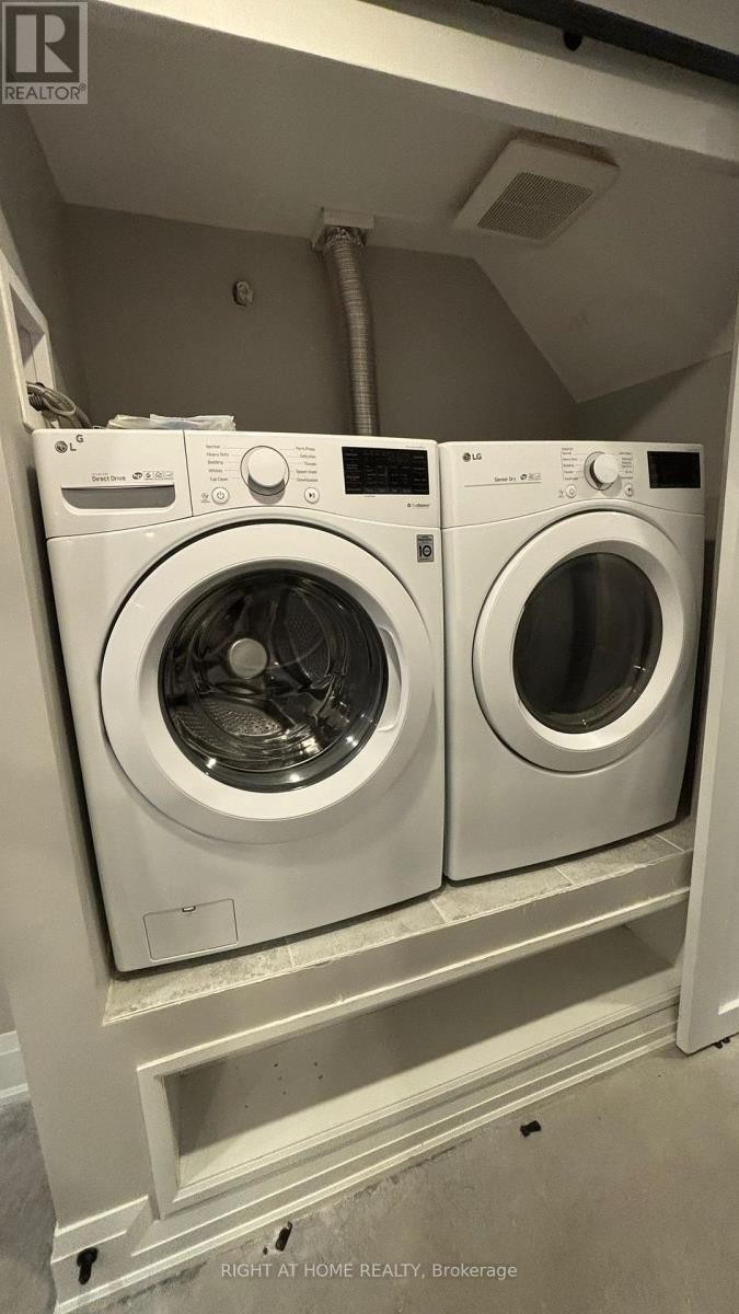 












1 - 294 SOUTH KINGSWAY ROAD

,
Toronto (High Park-Swansea),




Ontario
M6S3T9

