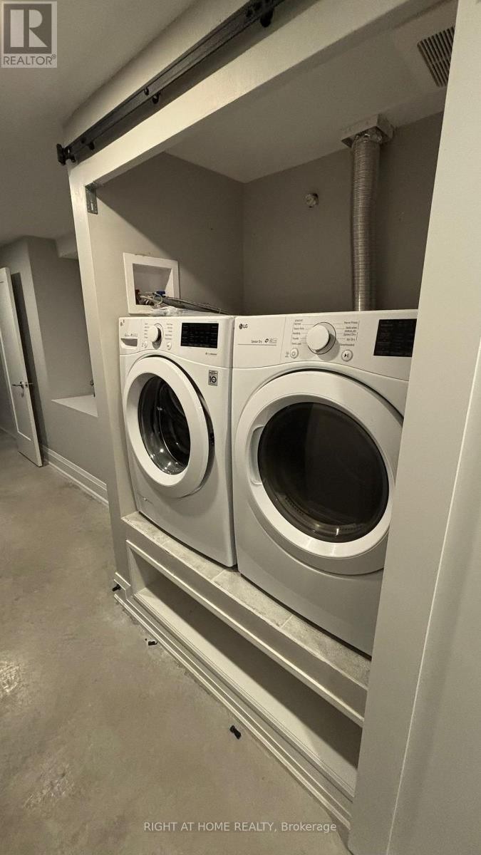 












1 - 294 SOUTH KINGSWAY ROAD

,
Toronto (High Park-Swansea),




Ontario
M6S3T9

