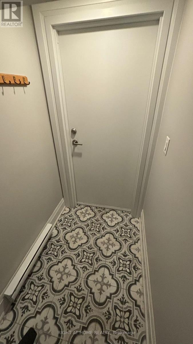 












1 - 294 SOUTH KINGSWAY ROAD

,
Toronto (High Park-Swansea),




Ontario
M6S3T9

